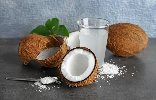 Samenstelling met verse kokosnoot water op donkere tafel — Stockfoto