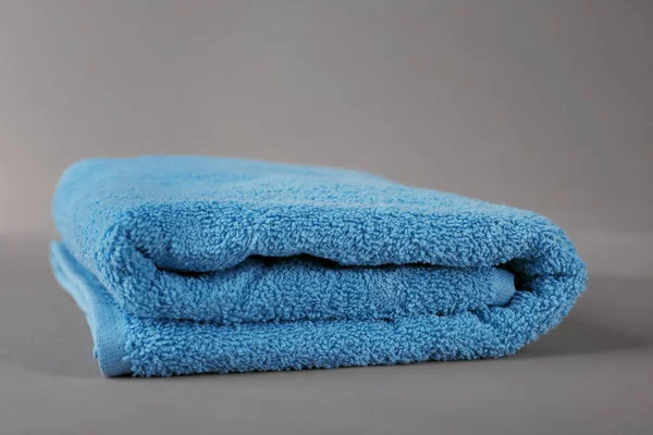 Miękki ręcznik frotte na szarym tle — Zdjęcie stockowe