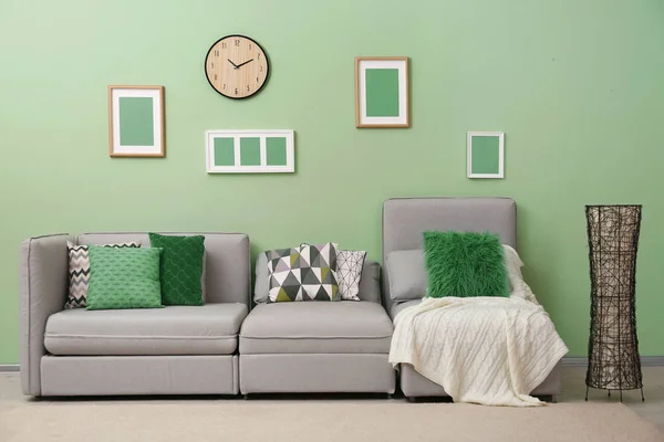 Interior da sala de estar com sofá confortável — Fotografia de Stock