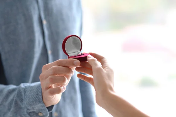 Człowieka, proponując do ukochanej z piękny pierścionek zaręczynowy, zbliżenie — Zdjęcie stockowe
