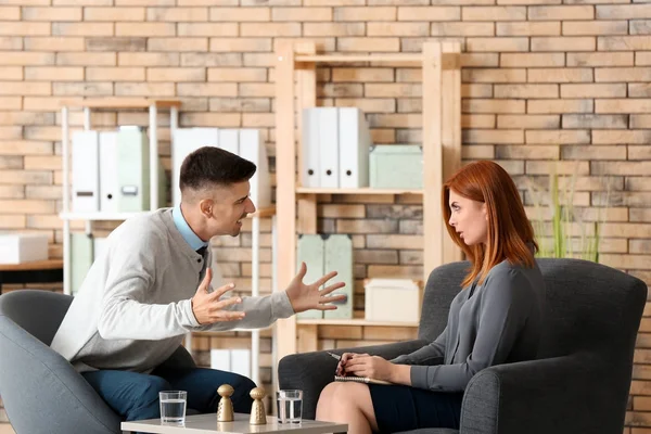 Psicóloga femenina con cliente en oficina — Foto de Stock