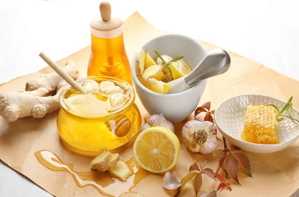 Composición con miel, jengibre y ajo sobre la mesa — Foto de Stock