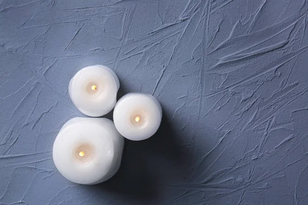 Hořící svíčky na podklad s texturou — Stock fotografie