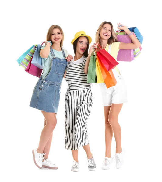 Gelukkig jonge vrouwen met boodschappentassen op witte achtergrond — Stockfoto