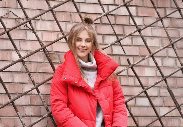 Hipster atrakcyjny dziewczynka w czerwonej kurtce na zewnątrz — Zdjęcie stockowe