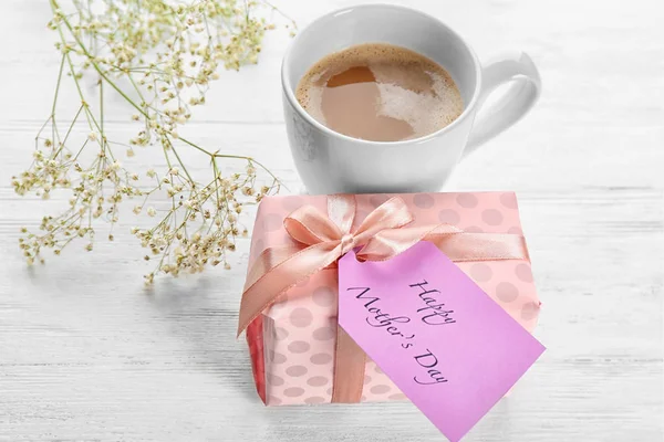 Buona festa della mamma saluto con tazza di caffè aromatico e confezione regalo sul tavolo — Foto Stock