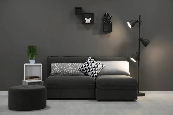 Elegant living room interior with grey sofa — Stock Photo, Image