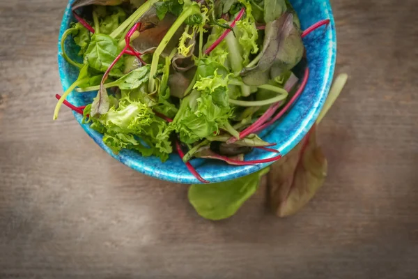 Tigela de salada fresca em mesa de madeira — Fotografia de Stock