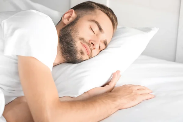 Утро красивого мужчины, спящего в постели дома — стоковое фото