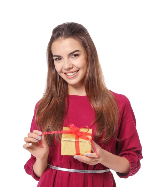 Mooie jonge vrouw met cadeau voor Valentijnsdag op witte achtergrond — Stockfoto