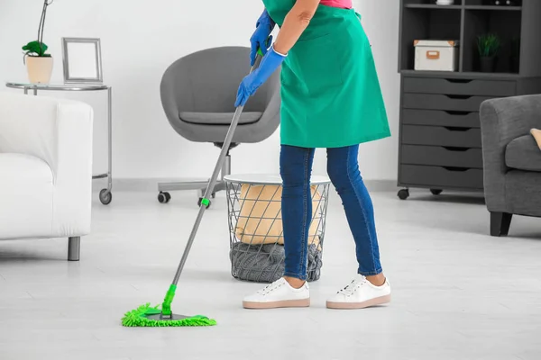 Mulher esfregando chão em casa — Fotografia de Stock