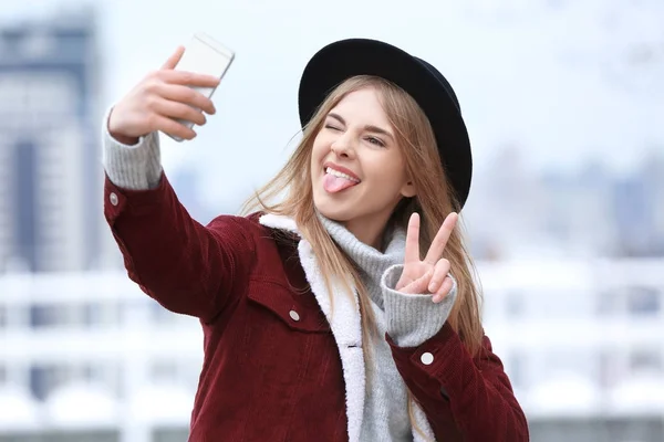 Atrakcyjna hipster dziewczyna biorąc selfie na świeżym powietrzu — Zdjęcie stockowe