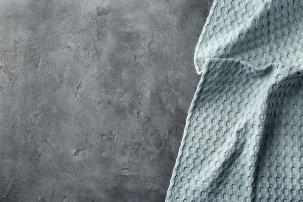 Чистое кухонное полотенце на сером фоне — стоковое фото