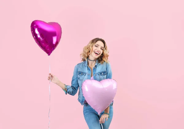 Kobieta z balony w kształcie serca — Zdjęcie stockowe