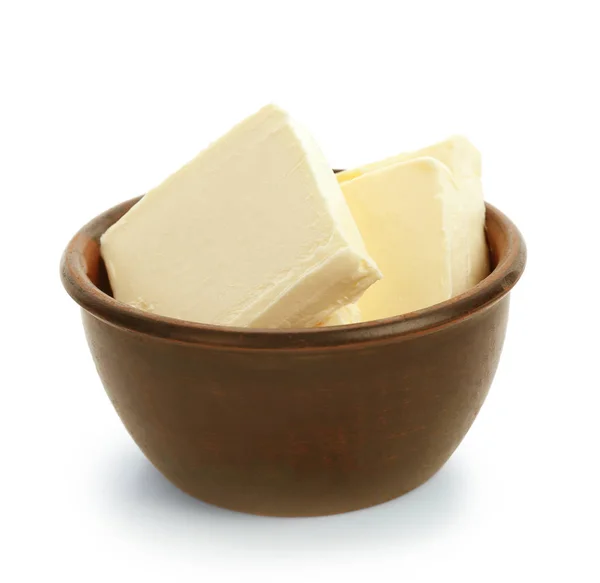 Mangkuk dengan mentega segar lezat di latar belakang putih — Stok Foto