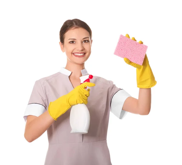Mulher com garrafa de detergente e esponja sobre fundo branco — Fotografia de Stock