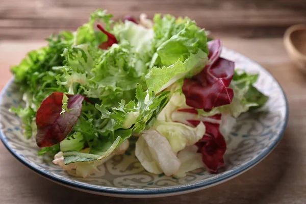 Assiette avec salade fraîche sur la table, gros plan — Photo