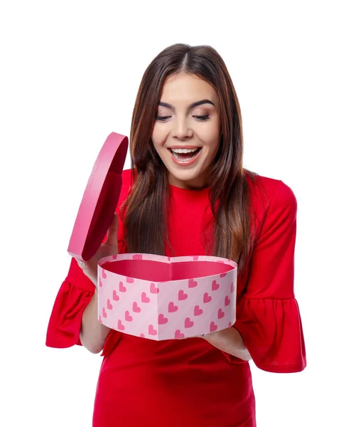 Bella giovane donna scatola di apertura con regalo per San Valentino su sfondo bianco — Foto Stock