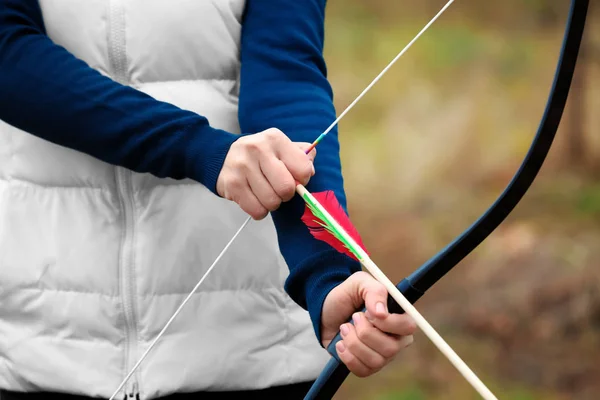 Donna che pratica tiro con l'arco — Foto Stock