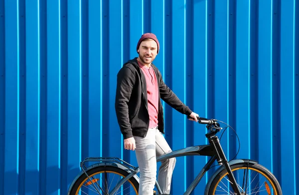 壁屋外近く自転車でハンサムな若いヒップな男 — ストック写真