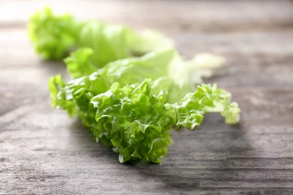 Hojas de ensalada verde fresca sobre mesa de madera —  Fotos de Stock