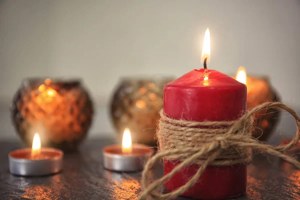 Queimar velas na mesa — Fotografia de Stock