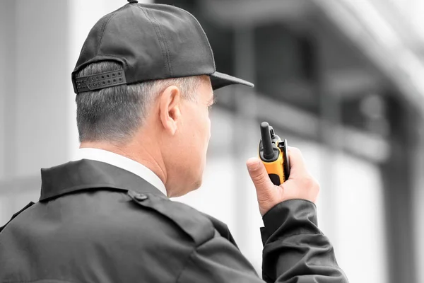 Guardia di sicurezza maschile con radio portatile all'aperto — Foto Stock