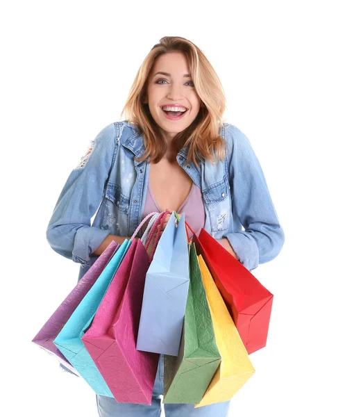 Alışveriş çantalı genç bir kadın. — Stok fotoğraf