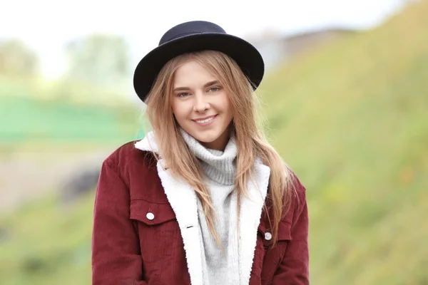 Aantrekkelijke hipster meisje in hoed buitenshuis — Stockfoto