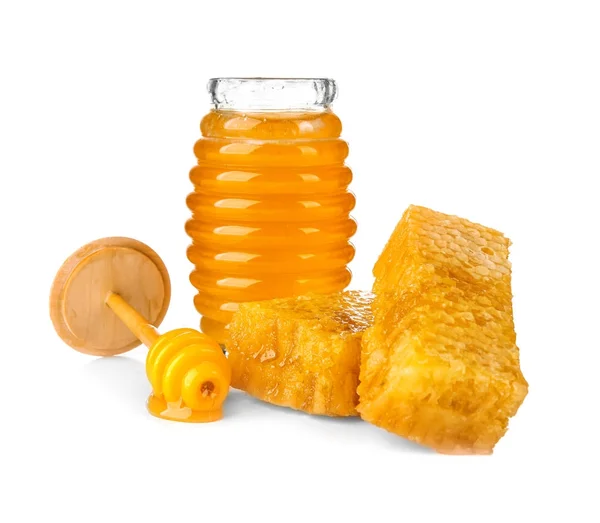 Aromatisk honung på burk och honeycombs på vit bakgrund — Stockfoto