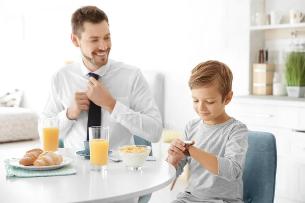 Padre con hijo desayunando en la cocina —  Fotos de Stock