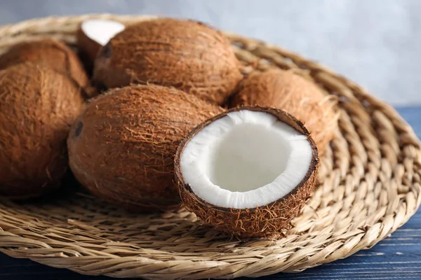 Pilha de cocos na bandeja de vime — Fotografia de Stock