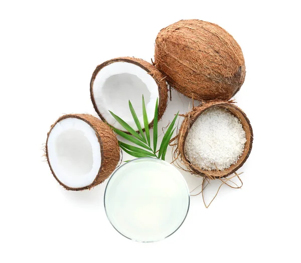 Composición con agua de coco fresca sobre fondo blanco —  Fotos de Stock