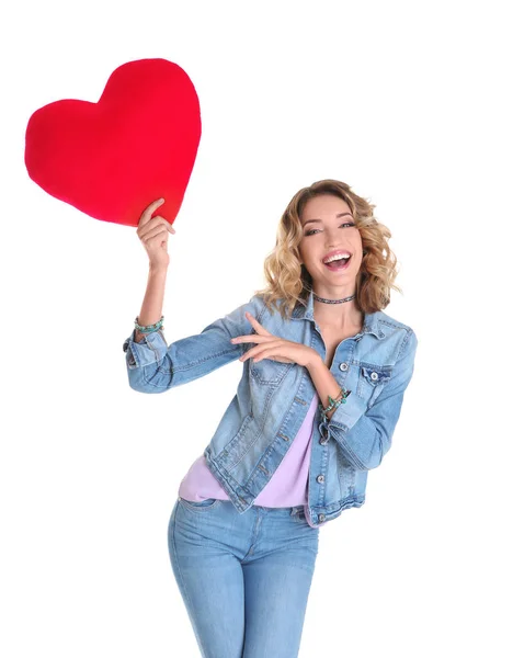 Mujer joven con corazón rojo — Foto de Stock