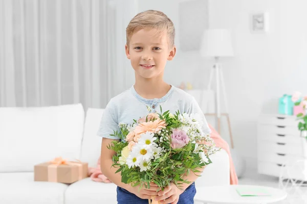 Lindo niño pequeño con ramo de flores para su madre en casa —  Fotos de Stock