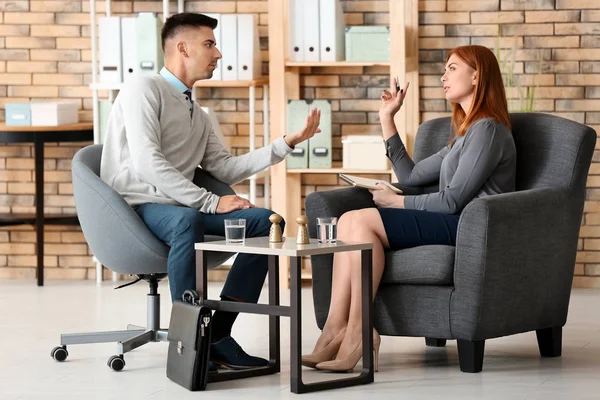 Psicóloga femenina con cliente en oficina — Foto de Stock