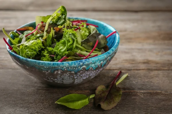 ahşap masa üzerinde taze salata kâsesi