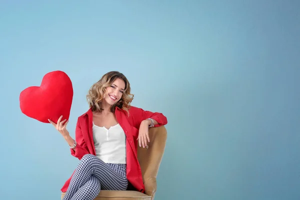 Mujer joven con corazón rojo —  Fotos de Stock