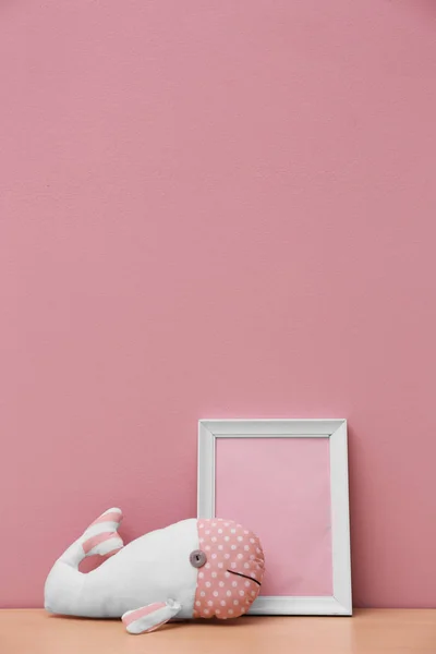 Detalles interiores de la habitación del niño en la mesa de madera cerca de la pared de color — Foto de Stock