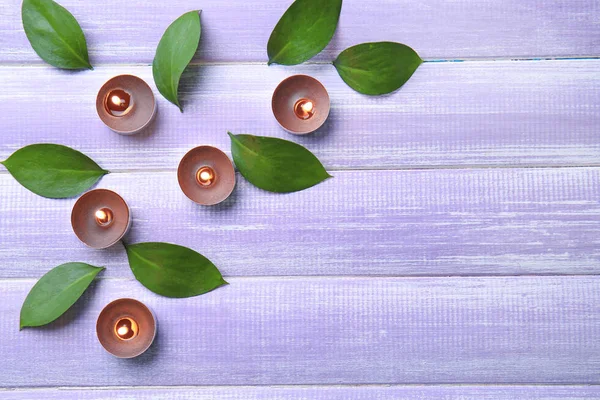 Composição com velas em chamas no fundo de madeira — Fotografia de Stock