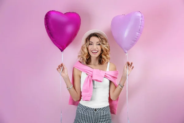 Жінка з повітряними кульками у формі серця — стокове фото