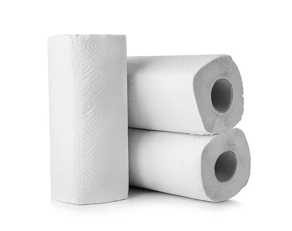 Рулоны бумажных полотенец на белом фоне — стоковое фото
