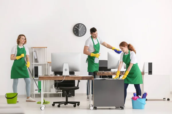 Team of young cleaning service professionals at work in office — Stock Photo, Image