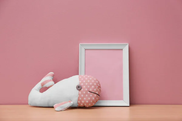 Interieur details van de kamer van het kind op houten tafel in de buurt van kleur muur — Stockfoto