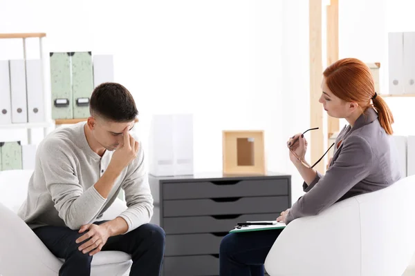 Psicóloga femenina con cliente en oficina — Foto de Stock