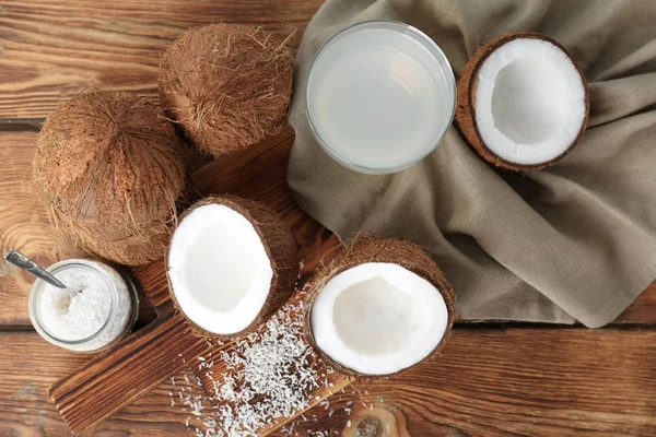 Composição com água de coco fresca sobre fundo de madeira — Fotografia de Stock