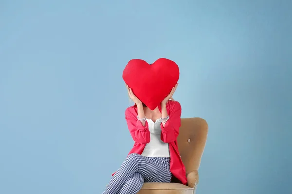 Junge Frau mit rotem Herz — Stockfoto