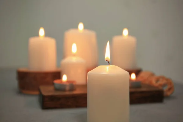 Hořící svíčka na stole — Stock fotografie