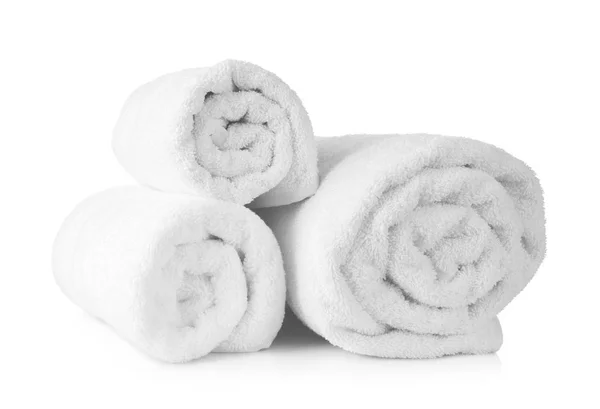 Rolou toalhas terry no fundo branco — Fotografia de Stock