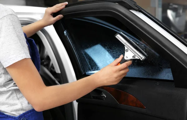 Mujer trabajador teñido coche ventana — Foto de Stock